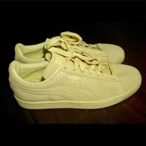 Brand new but no box. Banana yellow puma sneakers